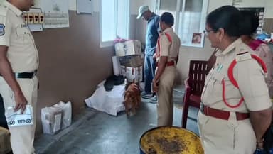 తూప్రాన్: తూప్రాన్ పోలీస్ స్టేషన్ పరిధిలోబాంబు స్క్వాడ్ డాగ్ స్క్వాడ్నార్కోటిక్డాగ్ స్క్వాడ్లతోవిస్తృతతనిఖీలు
sp శ్రీనివాసరావు