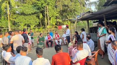 শদিয়া: দুপনি বিহীয়া গাঁওত সৰ্প দংশনত মৃত্যু হোৱা পাৰুমণি বৰগোহাঁইৰ পৰিয়াললৈ চেক প্ৰদান বিধায়ক বলীন চেতিয়াৰ