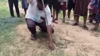 କୁଜଙ୍ଗ: ଆଜି ଅଗପାଳ ଗ୍ରାମର ସଚିତ୍ର ଦାସଙ୍କ ବାଡ଼ିରେ ଜାଲରେ ଲାଗିଥିଲା ଏକ 4 ପୁଟ ନାଗ ସାପ କୁ ଉଦ୍ଧାର କଲେ ବିଶିଷ୍ଟ ସାପ ଧରାଳି ପ୍ରଭାତ ବେହେରା