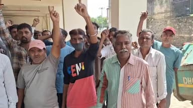 ધોરાજી: નગરપાલિકાના કર્મચારીઓને છુટા કરી દેવામાં આવતા સૂત્રોચાર અને ધરણા કરી વિરોધ દર્શાવવામાં આવ્યો