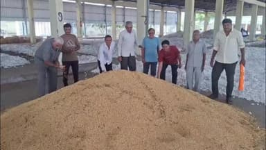 ધોરાજી: માર્કેટિંગ યાર્ડમાં જાણતી લઈને આવતા ખેડૂતોને યોગ્ય ભાવના મળતા ખેડૂતોએ પોતાની વ્યથા અને વિરોધ નોંધાવ્યો