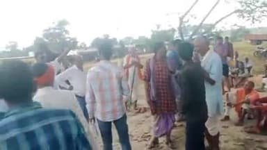 बगीचा: बगीचा के ग्राम पंचायत मुढ़ी के पंचायत सचिव पर ग्रामीणों ने फर्जी पट्टा बनाने और शासकीय राशि के दुरुपयोग का लगाया आरोप