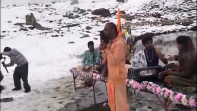 टापरी: बर्फबारी के बीच विश्व के सबसे ऊँचे कृष्ण मंदिर यूला में लोगों ने किया भजन कीर्तन, वीडियो आया सामने