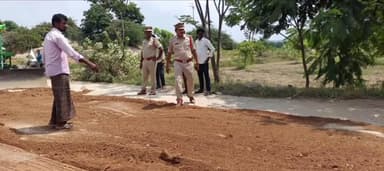 కాలూర్ తిమ్మనదొడ్డి: కేటి దొడ్డి మండల కేంద్రంలోని రహదారి మరమ్మత్తులు చేపట్టిన ఎసై శ్రీనివాస్