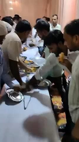 #देवा मेला: लूट लिए गए #पकौड़े..!
उद्घाटन के समय वीआईपी कैंप में जलपान की व्यवस्था कमेटी द्वारा की गई थी