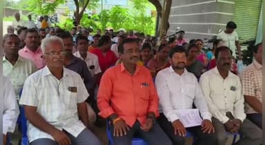ஆரணி: சேவூர் பகுதியில் தொடக்க வேளாண்மை கூட்டுறவு வங்கி வளாகம் முன்பு 25 அம்ச கோரிக்கை வலியுறுத்தி கூட்டுறவுவங்கிஅனைத்துபணியாளர் 4நாள் வேலை நிறுத்த போராட்டம்