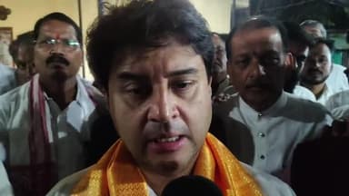 केंद्रीय मंत्री ज्योतिरादित्य सिंधिया पहुंचे गोटेगांव ग्रामीण एवं विकास मंत्री प्रहलाद सिंह पटेल के मातृत्व शोक में