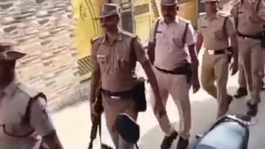 सिंघवारा: विधानसभा चुनाव को लेकर सदर अनुमंडल क्षेत्र के विभिन्न थानों में पुलिस का फ्लैग मार्च, संवेदनशील इलाकों में चौकसी बढ़ाई गई