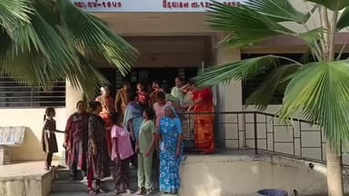 ઉપલેટા: ભાયાવદર નગરપાલિકા કચેરી ખાતે સતત ત્રણ દિવસથી મહિલાઓ પ્રાથમિક સુવિધાઓ અને જરૂરિયાતોને લઈને કરી રહી છે હલ્લાબોલ