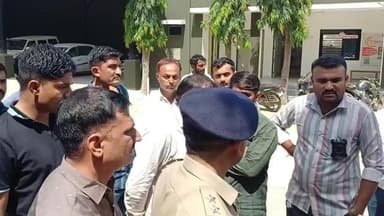 ધોરાજી: ધોરાજી નગરપાલિકાના છુટા કરાયેલા કર્મચારીઓના ચાલતા વિરોધ અને દેખાવ વચ્ચે બબાલ સર્જાતા પોલીસે અનેકની અટકાયત કરી