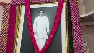 பரமக்குடி: தியாகி இமானுவேல் சேகரனார் 101 வது பிறந்தநாள் விழா பேருந்து நிலையம் அருகே நடைபெற்றது