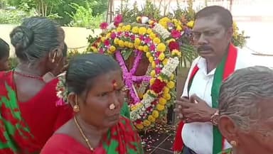 பரமக்குடி: தியாகி இமானுவேல் சேகரன் நினைவிடத்தில் 101 வது பிறந்தநாள் விழாவை முன்னிட்டு 101 பானைகளில் பொங்கல் வைத்து கொண்டாட்டம்