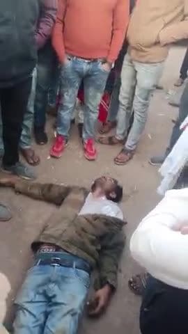 गुना मंडी में आज की घटना किसानों दुआर बताया जा रहा हे कि यह किसान बरखेड़ा का बताया जा रहा हे