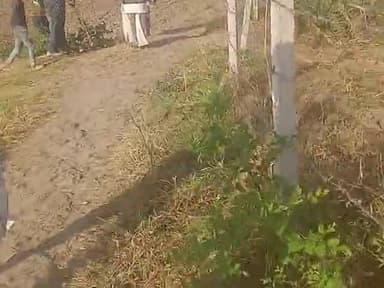 ratnagir me harijan molla me Jane ke liye rasta nhi hai ye rashta aadha khet me Mila liya hai kheth bale ne piMila liya