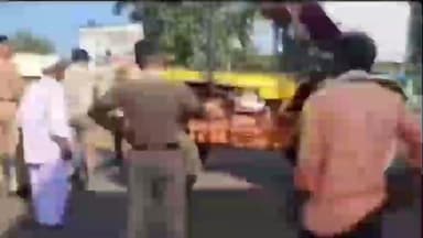 राधानगरी: ३४५० एकरकमी मागणीसाठी टाकळीत आंदोलन संघटनेचे जिल्हाध्यक्ष दीपक पाटील यांनी ऊस वाहतूक रोखली,