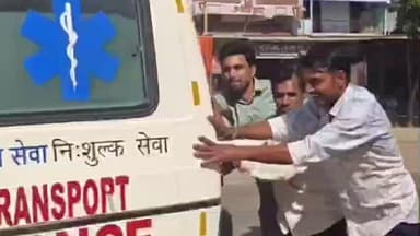सीतामऊ: गरोठ से मंदसौर जा रही नवजात बच्चे वाली एंबुलेंस 108 हुई खराब, लोगों ने धक्का लगाया