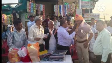 मलारनाडूंगर: मलारनाडूंगर थाना क्षेत्र में बनास नदी में फंसे दो लोगों को बचाने के लिए स्थानीय लोगों ने पुलिसकर्मियों का स्वागत किया