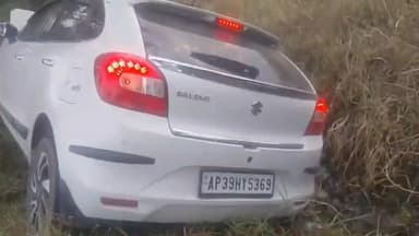 ముప్పాళ్లలో చెట్టును ఢీకొట్టిన కారు