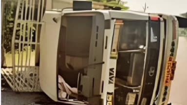 मोर्शी: मोर्शी ते पाळा रोडवर मिनी ट्रक पलटी होऊन झालेल्या अपघातात, २० प्रवाशांना गंभीर दुखापत