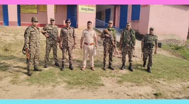 मदनपुर: पीरवा मध्य विद्यालय में बनाए गए पांच मतदान केंद्रों का थाना अध्यक्ष ने किया निरीक्षण