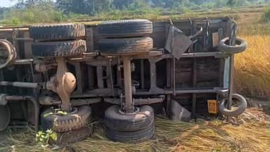 रनियां: टुटीकेल गांव के पास 18 चक्का ट्रक अनियंत्रित होकर सड़क किनारे धान के खेत में पलटा