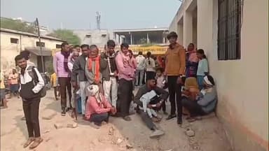 बबेरू: बबेरू मध्य सेवा सहकारी समिति में खाद के टोकन लेने को लेकर सैकड़ों किसानों की लगी लंबी लाइन, किसान परेशान