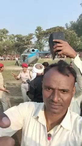 मधुबन (वलीदाद) में पहुंचे तेजस्वी यादव तो जनता ने बैरिकेटर तोड़कर अंदर घुसे हेलीकॉप्टर को देखने।