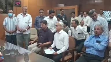 વડોદરા પૂર્વ: ખેડૂતોએ કહ્યું કલેક્ટર કચેરીના ભ્રષ્ટ અધિકારીઓ અમારી ફાઇલો દબાવી રાખે છે.