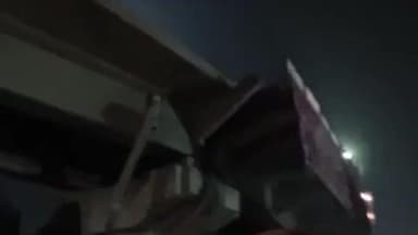 गोंडा: गोंडा बलरामपुर ओवर ब्रिज से अनियंत्रित सीमेंट मिक्सिंग वाहन रेलिंग तोड़कर 40 फीट नीचे गिरा, दोनों ड्राइवर हुए घायल