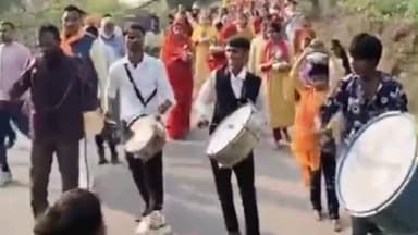 चकरनगर: मानपुरा गाँव में बड़े गाजेबाजे के साथ भव्य कलश शोभा यात्रा निकालकर श्रीराम कथा का शुभारंभ किया गया