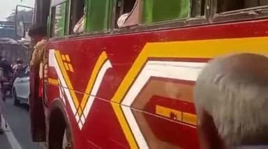 तुरकौलिया: सेमरा स्टेशन के पास एनएच पर सोमवार को अज्ञात वाहन की ठोकर से पुजारी की मौत, नाराज परिजनों ने एनएच किया जाम