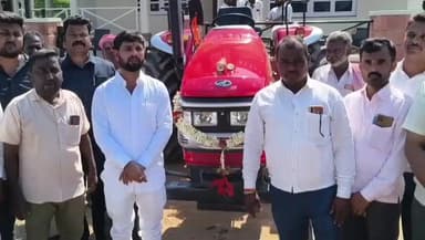 ರಬಕವಿ-ಬನಹಟ್ಟಿ: ಕೆಸರಗೊಪ್ಪ ಗ್ರಾಮದಲ್ಲಿ ಕೃಷಿ ವಿಕಾಸ ಯೋಜನೆಯಡಿಯಲ್ಲಿ ರೈತರಿಗೆ ಟ್ರ್ಯಾಕ್ಟರ್ ವಿತರಿಸಿದ ಸಿ.ಆರ್.ಒ ಡಾ ರಾಜು ಗಸ್ತಿ