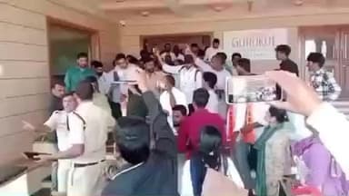 జడ్చర్ల: విద్యార్థి కర్ణభేరి పగిలేలా కొట్టిన ఉపాధ్యాయుడు.జడ్చర్ల లోని స్వామి నారాయణ పాఠశాలలో ఘటన విద్యార్థి తల్లిదండ్రుల ఆందోళన