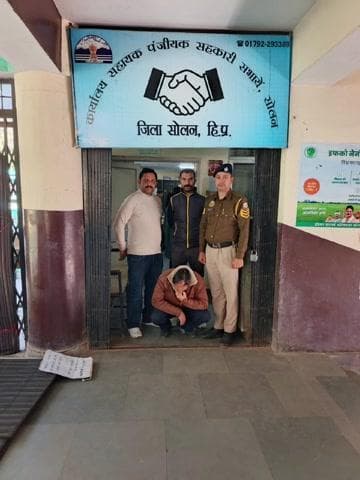 सोलन: बघाट बैंक के डिफॉल्टर मेघ राम शर्मा नेरवा से गिरफ्तार, कोर्ट में पेश