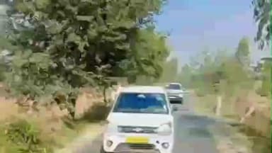 हसनपुर: चलती कार से स्टंट करते युवकों का वीडियो आदमपुर में वायरल, पुलिस जांच में जुटी