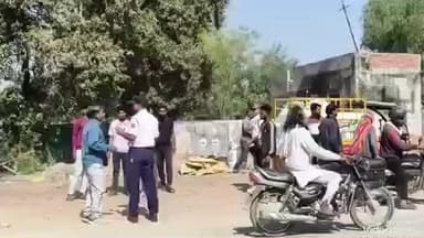 मालपुरा: मालपुरा से गुजरा जयपुर-भीलवाड़ा स्टेट हाईवे पर सड़क किनारे लगी अस्थाई दुकानों को मालपुरा ट्रैफिक पुलिस टीम ने हटवाया