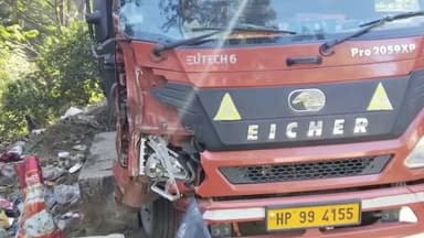 सोलन: परवाणू में ट्रक और कार की टक्कर, 7 लोग घायल