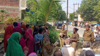 मधुबन: मधुबन इलाके में पुलिस कर्मियों ने मिशन शक्ति के तहत कई जगहों पर चलाया अभियान, महिलाओं और युवतियों को किया जागरूक