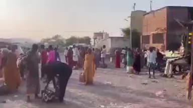 యర్రగొండపాలెం: దోర్నాల చెక్ పోస్ట్ వద్ద శ్రీశైలం మల్లన్న దర్శనానికి వెళ్లేందుకు పోటెత్తిన వాహనదారులు