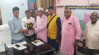 পাড়া: পাড়া থানার নতুন দায়িত্বপ্রাপ্ত ওসির সৌজন্য সাক্ষাৎ করলো পাড়া ব্লক তৃণমূল