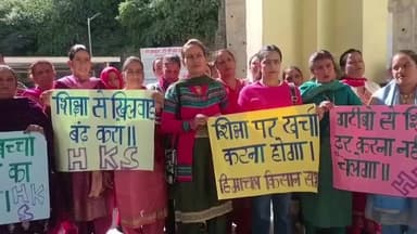 सोलन: सलोगड़ा के प्राइमरी स्कूल की जर्जर हालत, मंदिर परिसर में लग रही क्लासें, अभिभावकों ने आंदोलन की दी चेतावनी