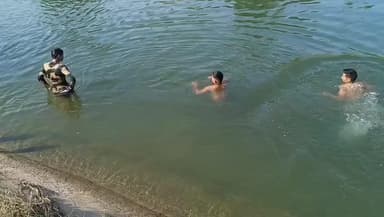 અંકલેશ્વર: અંકલેશ્વર નજીકના હાથુરાન ગામ પાસે આવેલી મહુવેજ કેનાલમાં નાહવા ઉતરેલા કામદારોમાંથી એક વ્યક્તિ પાણીમાં ડુબી જવાથી લાપતા થઈ