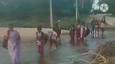 జనగాం: చీటకోడూరులో భారీ వర్షాలతో కూలిన బ్రిడ్జి, పాఠశాలకు వెళ్లేందుకు ప్రమాదకర పరిస్థితిలో వాగు దాటుతున్న విద్యార్థులు