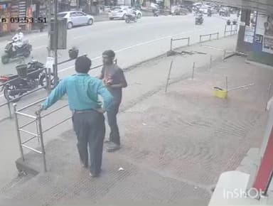 അടൂര്: അടൂർ ടൗണിൽ 4 വയസുകാരനുമായി പിതാവ് സ്വകാര്യ ബസിന് മുന്നിൽ ചാടി