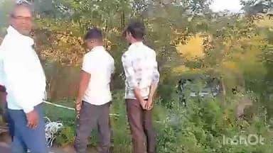 हसपुरा: हसपुरा - पचरूखिया रोड में सड़क के किनारे खड़ी बैट्री चालित टोटो गिर गई, बाल-बाल बचे लोग