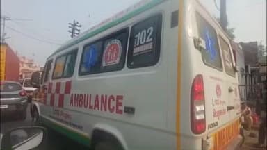 खुर्जा: खुर्जा नगर के जेवर अड्डा चौराहे पर जाम में फंसी दो एंबुलेंस, बजता रहा सायरन