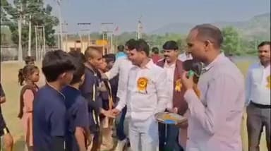 चकिया: जागेश्वरनाथ में खेल कूद में स्कूली बच्चों ने लिया हिस्सा, मुख्य अतिथि खंड शिक्षा अधिकारी रामटहल रहे शामिल