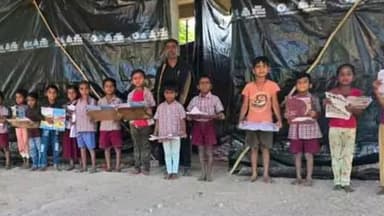 తాడ్వాయి: పల్లెగడ్డ తండాలో ప్రాథమిక పాఠశాల విద్యార్థులకు, వసతులు లేక ఇబ్బంది పడుతున్న విద్యార్థులు, తాడిపత్రి కింద చదువులు