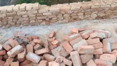 खुर्जा: खुर्जा में विधायक निधि से बन रही एक गली की सड़क में घटिया निर्माण हो रहा है, लग रही हैं पीली ईंटें