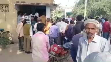 सिकंदरा: जैतापुर पीसीएफ केंद्र पर डीएपी-यूरिया के लिए उमड़ी किसानों की भारी भीड़, धक्कामुक्की के बीच हुआ खाद का वितरण